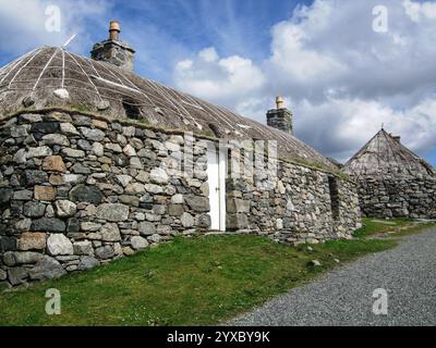 Tradtonal ha vecchie case nere in paglia al Gearrannan Blackhouse Village, Isola di Lewis, Ebridi esterne, Scozia, Regno Unito Foto Stock