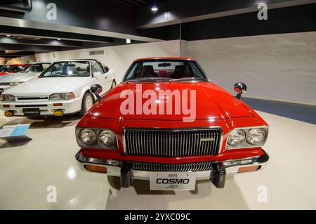 Le vecchie auto sono state esposte nel museo delle auto di Mazda e nella mostra dello stabilimento di assemblaggio a Hiroshima, in Giappone, il 20 dicembre 2017 Foto Stock