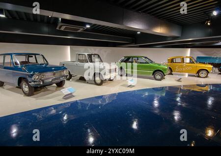 Le vecchie auto sono state esposte nel museo delle auto di Mazda e nella mostra dello stabilimento di assemblaggio a Hiroshima, in Giappone, il 20 dicembre 2017 Foto Stock