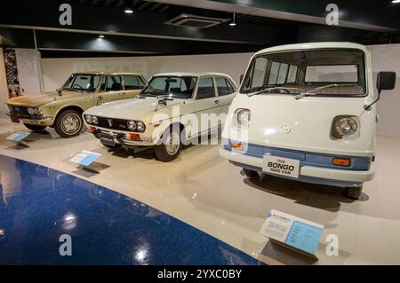 Le vecchie auto sono state esposte nel museo delle auto di Mazda e nella mostra dello stabilimento di assemblaggio a Hiroshima, in Giappone, il 20 dicembre 2017 Foto Stock