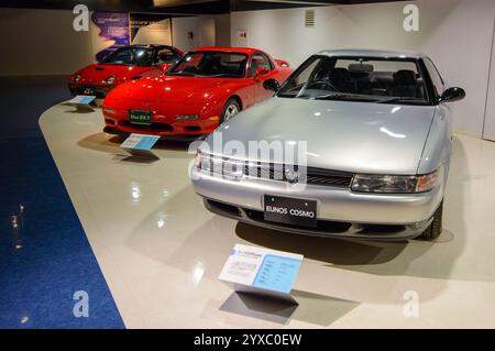 Le vecchie auto sono state esposte nel museo delle auto di Mazda e nella mostra dello stabilimento di assemblaggio a Hiroshima, in Giappone, il 20 dicembre 2017 Foto Stock