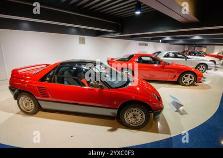 Le vecchie auto sono state esposte nel museo delle auto di Mazda e nella mostra dello stabilimento di assemblaggio a Hiroshima, in Giappone, il 20 dicembre 2017 Foto Stock