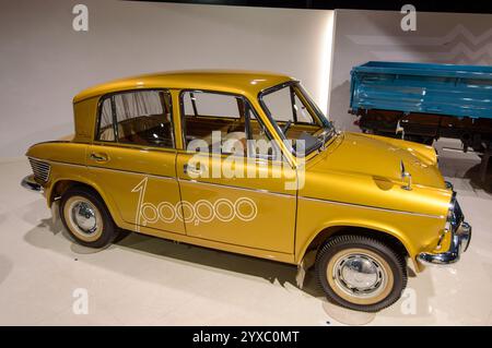 Le vecchie auto sono state esposte nel museo delle auto di Mazda e nella mostra dello stabilimento di assemblaggio a Hiroshima, in Giappone, il 20 dicembre 2017 Foto Stock