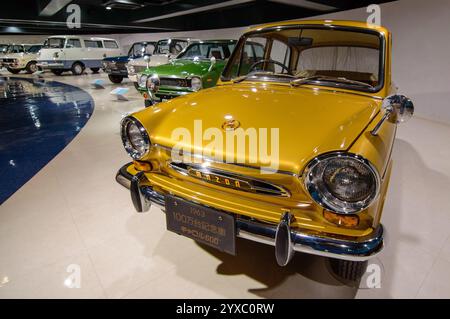 Le vecchie auto sono state esposte nel museo delle auto di Mazda e nella mostra dello stabilimento di assemblaggio a Hiroshima, in Giappone, il 20 dicembre 2017 Foto Stock