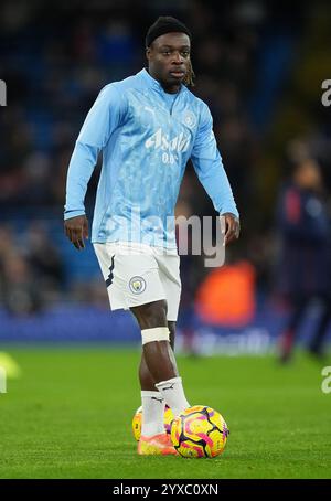 Jeremy Doku del Manchester City si scalda davanti alla partita di Premier League all'Etihad Stadium di Manchester. Data foto: Domenica 15 dicembre 2024. Foto Stock