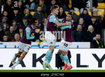 Zian Flemming (centro) di Burnley festeggia con i compagni di squadra dopo aver segnato il primo gol della loro squadra durante la partita del campionato Sky Bet a Carrow Road, Norwich. Data foto: Domenica 15 dicembre 2024. Foto Stock