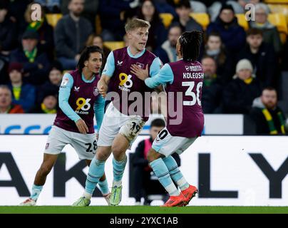 Zian Flemming (centro) di Burnley festeggia con i compagni di squadra dopo aver segnato il primo gol della loro squadra durante la partita del campionato Sky Bet a Carrow Road, Norwich. Data foto: Domenica 15 dicembre 2024. Foto Stock