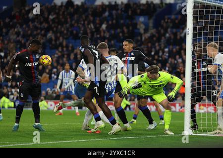 Brighton e Hove, Regno Unito. 15 dicembre 2024. Marc Guehi di Crystal Palace segna un autogol per raggiungere il 3-1 durante la partita di Premier League all'AMEX Stadium di Brighton e Hove. Il credito per immagini dovrebbe essere: Paul Terry/Sportimage Credit: Sportimage Ltd/Alamy Live News Foto Stock