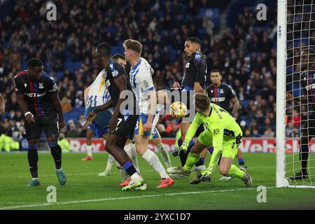 Brighton e Hove, Regno Unito. 15 dicembre 2024. Marc Guehi di Crystal Palace segna un autogol per raggiungere il 3-1 durante la partita di Premier League all'AMEX Stadium di Brighton e Hove. Il credito per immagini dovrebbe essere: Paul Terry/Sportimage Credit: Sportimage Ltd/Alamy Live News Foto Stock