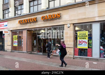 Il negozio Clinton Cards in High Street di Southend on Sea, Essex, Regno Unito, chiude, con cartelli di riduzione dei prezzi. Vetrina natalizia Clintons Cards Foto Stock