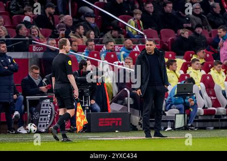 Amsterdam, Paesi Bassi. 15 dicembre 2024. AMSTERDAM, PAESI BASSI - 15 DICEMBRE: Il capo allenatore Hedwiges Maduro dell'Almere City FC reagisce l'arbitro assistente Roy de NAS durante la partita olandese Eredivisie tra AFC Ajax e Almere City FC alla Johan Cruijff Arena il 15 dicembre 2024 ad Amsterdam, Paesi Bassi. (Foto di Andre Weening/Orange Pictures) credito: Orange Pics BV/Alamy Live News Foto Stock