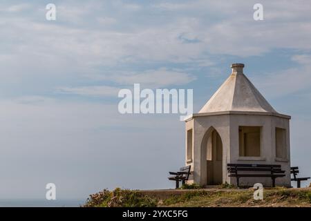 Il South West Coast Path passa davanti al vecchio punto di osservazione delle guardie costiere su Towan Head vicino a Newquay, Cornovaglia, Inghilterra, Regno Unito Foto Stock
