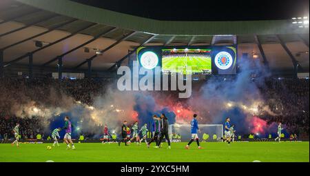 Hampden Park, Glasgow, Regno Unito. 15 dicembre 2024. Finale di calcio della Premier Sports Cup, Celtic contro Rangers; tifosi dei Rangers con pyro mentre le squadre escono per il secondo tempo credito: Action Plus Sports/Alamy Live News Foto Stock