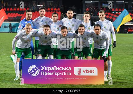Kryvyi Rih, UCRAINA - 14 dicembre: I giocatori del Karpaty posano per una foto prima della partita di calcio della Premier League Ucraina tra FC Kryvbas Kryvyi Rih e FC Karpaty Lviv il 14 dicembre 2024 a Kryvyi Rih, Ucraina. Foto Stock