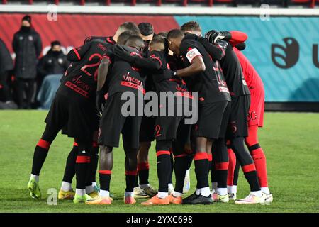 Kryvyi Rih, UCRAINA - 14 dicembre: I giocatori del FC Kryvbas posano per una foto prima della partita di calcio della Premier League Ucraina tra FC Kryvbas Kryvyi Rih e FC Karpaty Lviv il 14 dicembre 2024 a Kryvyi Rih, Ucraina. Foto Stock