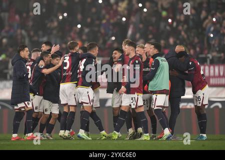 Bologna, Italia. 15 dicembre 2024. I giocatori bolognesi celebrano la vittoria al termine della partita di serie A Enilive 2024/2025 tra Bologna e Fiorentina - serie A Enilive allo Stadio Renato DallÕAra - Sport, calcio - Bologna, Italia - domenica 15 dicembre 2024 (foto di massimo Paolone/LaPresse) credito: LaPresse/Alamy Live News Foto Stock