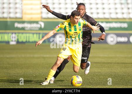 Tondela, PT, Portogallo. 15 dicembre 2024. Tondela (pt) 15/12/2024 - liga portugal meu super - cd tondela x portimonense Ã¢â‚¬' tiago manso giocatore di tondela durante la partita tra tondela x portimonense, valida per la 14a prova della liga portugal 2 meu super, tenutasi allo stadio Joao Cardoso, a tondela, questa domenica pomeriggio,(15) (Credit Image: © Alexandre Gomes/TheNEWS2 via ZUMA Press WS2) SOLO USO EDITORIALE! Non per USO commerciale! Foto Stock