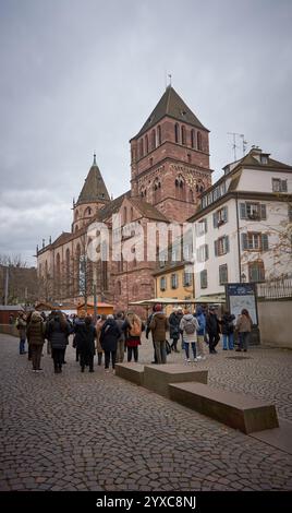 Strasburgo, Francia - 14 dicembre 2024: I turisti sono in visita a Strasburgo. Una guida turistica conduce il gruppo di turisti intorno alla famosa città vecchia. Foto Stock