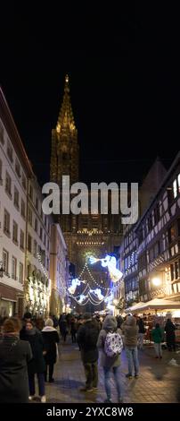 Strasburgo, Francia - 13 dicembre 2024: Veduta del mercato di Natale più antico del mondo con gente che fa shopping e acquista regali tradizionali. Foto Stock