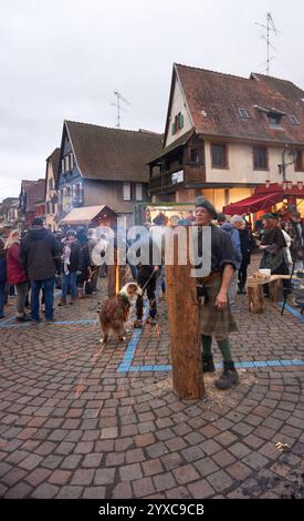 Ribeauville, Alsazia, Francia - 8 dicembre 2024: La gente del posto e i turisti apprezzano il periodo natalizio nel quartiere storico di Ribeauville, Alsazia, Franc Foto Stock