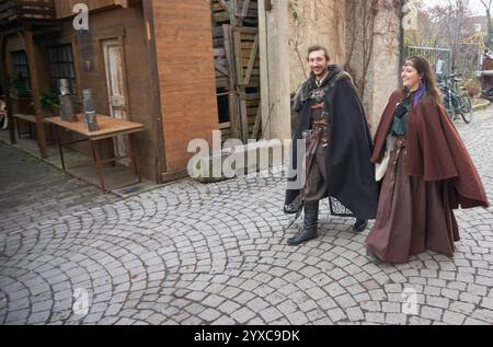 Ribeauville, Alsazia, Francia - 8 dicembre 2024: La gente del posto e i turisti apprezzano il periodo natalizio nel quartiere storico di Ribeauville, Alsazia, Franc Foto Stock