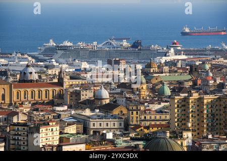 Vista spettacolare da Capodimonte con le cupole delle principali chiese di Napoli e una nave da crociera sullo sfondo. Napoli Foto Stock