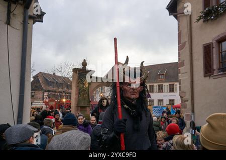 Ribeauville, Alsazia, Francia - 8 dicembre 2024: La gente del posto e i turisti apprezzano il periodo natalizio nel quartiere storico di Ribeauville, Alsazia, Franc Foto Stock