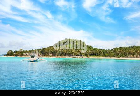 Una splendida isola tropicale nelle Filippine. Foto Stock