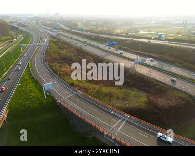 Veduta aerea di un'autostrada di interscambio a quadrifoglio, l'Haque, Paesi Bassi Foto Stock