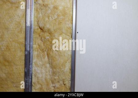una nuova cartongesso con isolamento e perni metallici Foto Stock