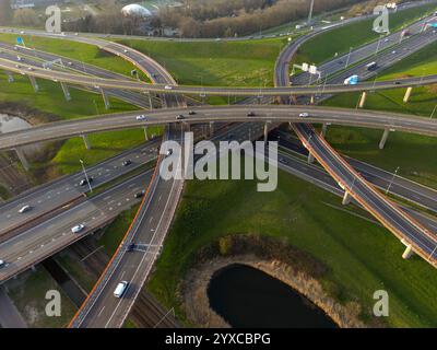 Veduta aerea di un'autostrada di interscambio a quadrifoglio, l'Haque, Paesi Bassi Foto Stock