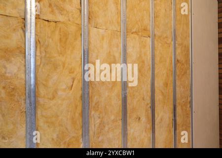 una nuova cartongesso con isolamento e perni metallici Foto Stock