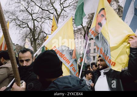 Protesta in solidarietà con Rojava a Londra i sostenitori si riuniscono fuori Downing Street per una manifestazione organizzata dall'Assemblea dei popoli curdi. La protesta mette in evidenza la solidarietà con l'amministrazione autonoma della Siria settentrionale e orientale di Rojava e condanna le azioni del regime turco e dei suoi proxy siriani estremisti. I partecipanti chiedono il riconoscimento internazionale e l'azione contro le violazioni dei diritti umani nella regione. Londra Inghilterra Regno Unito Copyright: xx Foto Stock