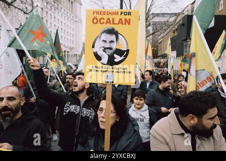 Protesta in solidarietà con Rojava a Londra i sostenitori si riuniscono fuori Downing Street per una manifestazione organizzata dall'Assemblea dei popoli curdi. La protesta mette in evidenza la solidarietà con l'amministrazione autonoma della Siria settentrionale e orientale di Rojava e condanna le azioni del regime turco e dei suoi proxy siriani estremisti. I partecipanti chiedono il riconoscimento internazionale e l'azione contro le violazioni dei diritti umani nella regione. Londra Inghilterra Regno Unito Copyright: xx Foto Stock