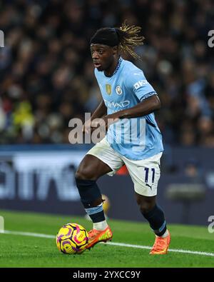 Jeremy Doku del Manchester City fa una pausa con il pallone durante la partita di Premier League Manchester City vs Manchester United all'Etihad Stadium, Manchester, Regno Unito, 15 dicembre 2024 (foto di Mark Cosgrove/News Images) Foto Stock