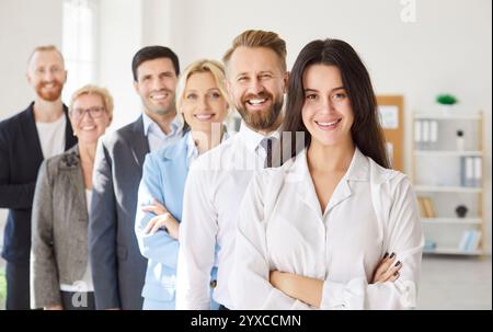 Dipendenti di sesso maschile, donne, uomini e donne, sorridenti, simpatici, simpatici e diversificati Foto Stock