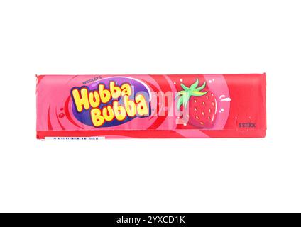 LONDRA, Regno Unito - 09 DICEMBRE 2024: Originale gomma da masticare Hubba Bubba con sapore di fragola su bianco. Foto Stock