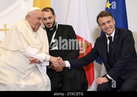 Francia, Francia. 15 dicembre 2024. **NO LIBRI** Francia, Ajaccio, 2024/12/15 il presidente francese Emmanuel Macron, a destra, incontra Papa Francesco all'aeroporto di Ajaccio dopo la prima visita papale dell'isola francese della Corsica Fotografia dei MEDIA VATICANI/Catholic Press Photo Credit: Independent Photo Agency/Alamy Live News Foto Stock