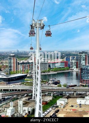 Funivia IFC Cloud (Dangleway) in viaggio verso London Royal Docks con City Hall, Londra, Inghilterra, Regno Unito Foto Stock