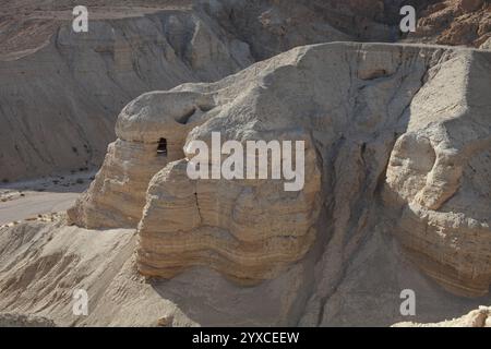 La Grotta dei rotoli o Grotta # 4 a Qumran vicino al Mar morto, qui sono stati trovati 15.000 pezzi di rotoli e messi insieme per ripristinare 600 rotoli del Mar morto Foto Stock