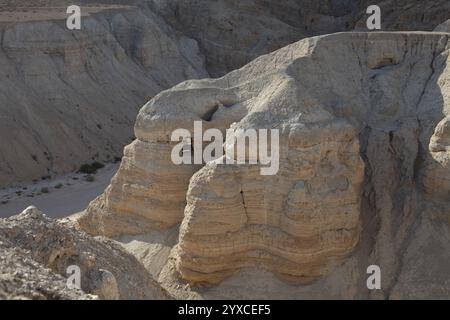 La Grotta dei rotoli o Grotta # 4 a Qumran vicino al Mar morto, qui sono stati trovati 15.000 pezzi di rotoli e messi insieme per ripristinare 600 rotoli del Mar morto Foto Stock