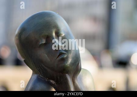 Scultura artistica in bronzo su Midosuji avenue nel centro di Osaka, Giappone, il 7 dicembre 2017 Foto Stock