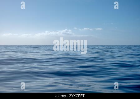 Paesaggio tranquillo con orizzonte oceanico e calmo paesaggio nuvoloso Foto Stock
