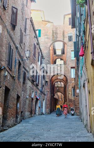 Vista di un vicolo panoramico nel centro di Siena Foto Stock