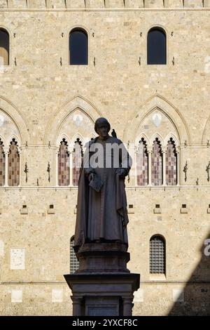 Veduta della statua del sacerdote Sallustio Bandini in piazza Salimbeni a Siena Foto Stock