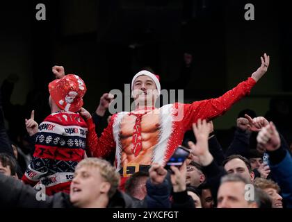 Manchester, Regno Unito. 15 dicembre 2024. I tifosi del Manchester United festeggiano durante la partita di Premier League all'Etihad Stadium di Manchester. Il credito per immagini dovrebbe essere: Andrew Yates/Sportimage Credit: Sportimage Ltd/Alamy Live News Foto Stock