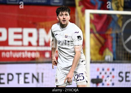 Sint Truiden, Belgio. 15 dicembre 2024. Thomas Foket dell'Anderlecht raffigurato durante una partita di calcio tra Sint-Truiden VV e RSC Anderlecht, domenica 15 dicembre 2024 a Sint-Truiden, il giorno 18 della stagione 2024-2025 della "Jupiler Pro League" prima divisione del campionato belga. BELGA PHOTO MAARTEN STRAETEMANS credito: Belga News Agency/Alamy Live News Foto Stock