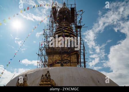 Ricostruzione del Top of Swayambunath Tample Stupa - stupa sferico è un luogo molto sacro per i buddisti. Viaggiando intorno al mondo immagine concettuale. Foto Stock