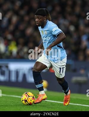 Jeremy Doku del Manchester City fa una pausa con il pallone durante la partita di Premier League Manchester City vs Manchester United all'Etihad Stadium, Manchester, Regno Unito, 15 dicembre 2024 (foto di Mark Cosgrove/News Images) Foto Stock