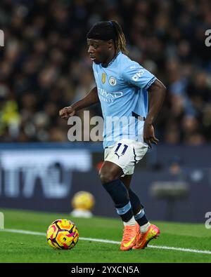 Jeremy Doku del Manchester City fa una pausa con il pallone durante la partita di Premier League Manchester City vs Manchester United all'Etihad Stadium, Manchester, Regno Unito, 15 dicembre 2024 (foto di Mark Cosgrove/News Images) Foto Stock